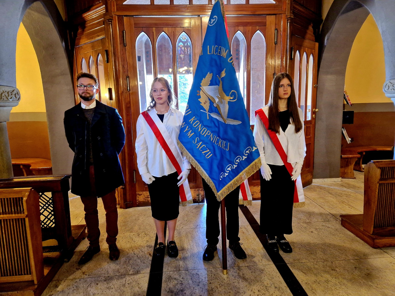 Zdjęcie Ślubowanie kl 1 2025 (7)2f9a23a4-f617-4cea-b698-41b676444e41.jpg w galerii Ślubowanie klas pierwszych (6.10.2025)